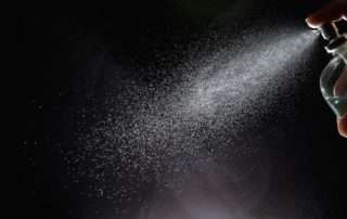 Come si applica un profumo? Quanto e dove bisogna vaporizzarlo? - Accademia del Profumo come si applica un profumo